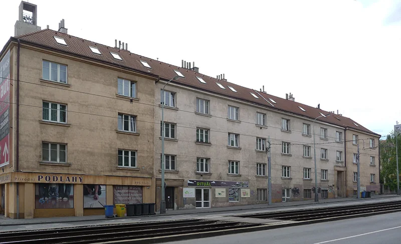 Fasáda v Plzeňské ulici před opravou