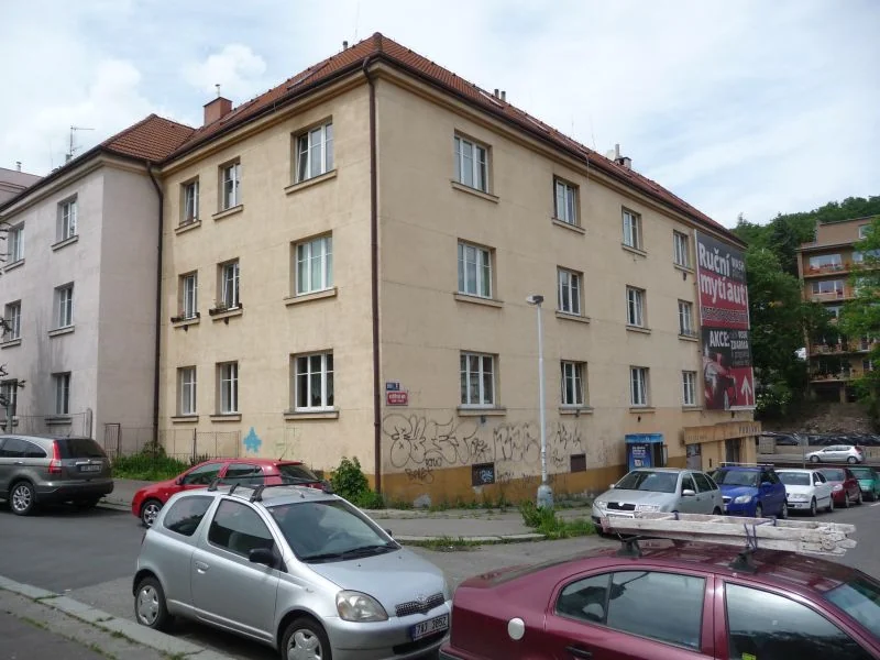 Fasáda v Plzeňské ulici před opravou
